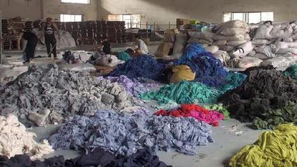 旧衣回收真相 从爱心捐赠到再生资源加工的全链条解析